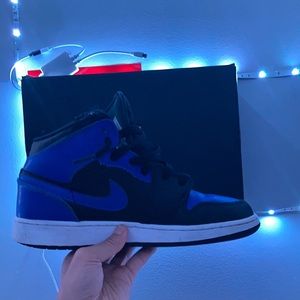 Air jordan 1 mid hyper royals